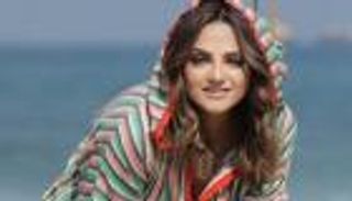 باسكال مشعلاني.. إطلالات صيفية جريئة ومايوه موف (صور)