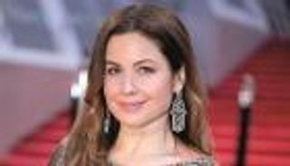 ريا أبي راشد بإطلالة بيضاء ساحرة من فينيسيا (صور)