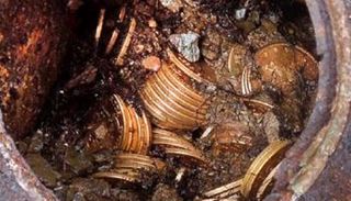 أردني يعثر على جرة بها قطع أثرية 