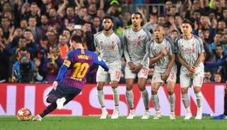 ميسي يسجل ركلة حرة لبرشلونة ضد ليفربول