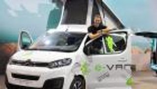 الطاقة النظيفة تغزو سيارات الكارافان.. بيوت "خضراء" متحركة