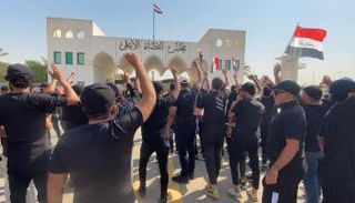 أنصار الصدر خلال وقفة أمام مجلس القضاء