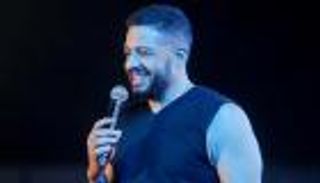 حماقي يدافع عن معجبة تطاول الأمن عليها في حفل الإسكندرية (فيديو)