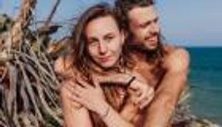 صور مخلة تجمعهما.. "فكرة مجنونة" لرجل وزوجته لقضاء شهر عسل لمدة 10 أعوام