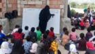 بؤس النزوح باليمن.. طلاب في العراء وفيضانات تجتث المخيمات 