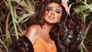 أنغام تطل كالفراشة.. أكتاف مكشوفة وفستان قصير