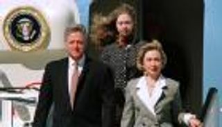 "نسيت ابنتي في الكرملين".. هيلاري كلينتون تكشف "أكثر رحلاتها جنونا" 