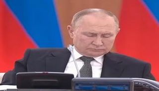 الرئيس الروسي فلاديمير بوتين يبدو غافيا خلال المؤتمر