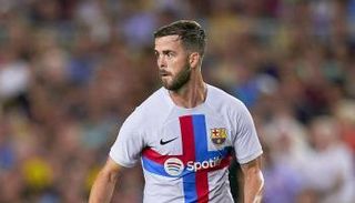 ميراليم بيانيتش لاعب برشلونة السابق