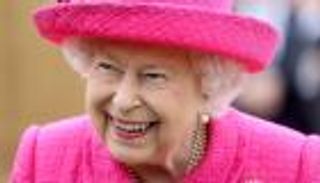 تمتلك حس دعابة شرير.. خادم الملكة إليزابيث يكشف أسرارها