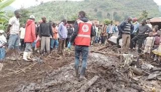 رجال الإنقاذ يبحثون عن عالقين تحت الوحل