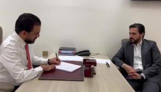 الحلبوسي خلال توقيع استقالات نواب التيار الصدري