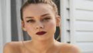 الماركيزة كارلا في إطلالة جريئة من مصر.. 4 صور