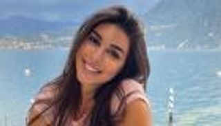 ياسمين صبري في إطلالة زرقاء فاتنة.. ممشوقة القوام بمكياج صارخ (صور)