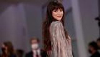 تسريحة "عنق الزجاجة" موضة 2022.. إطلالة على طريقة داكوتا جونسون