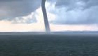 بعد الحر والجفاف.. عواصف وأعاصير تضرب إيطاليا