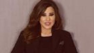 نجوى كرم بفستان مفتوح.. إطلالة جريئة بالفوشيا
