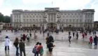 للاطمئنان على صحة الملكة.. البريطانيون يتدفقون على "بالمورال"