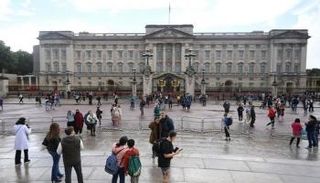 البريطانيون يسعون للاطمئنان على صحة الملكة 