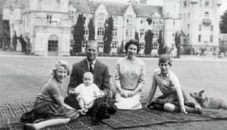 الملكة مع أسرتها فى قلعة بالمورال