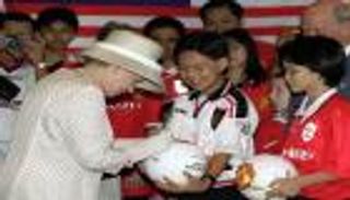 بسبب الملكة إليزابيث.. هل يتوقف الدوري الإنجليزي بشكل مفاجئ؟