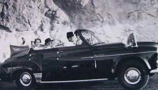 الملكة إليزابيث وزوجها في طريقهما إلى فندق كريسنت بعدن