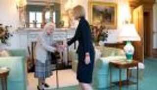 سابقة في بريطانيا.. ليز تراس بين ملكين