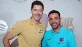 كاشفا سر نجاح برشلونة.. تشافي يختار بين ليفاندوفسكي وهالاند