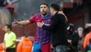 الدوري الإسباني.. تشافي يدعم انفجار ألبا ضد إدارة برشلونة