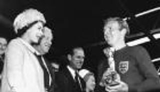 5 صور لا تُنسى للملكة إليزابيث في ملاعب كرة القدم