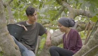 لقطة من فيلم تحت الشجرة