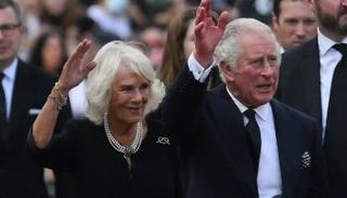 ملك بريطانيا وزوجته 