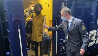 بيربوك تترجل من القطار في كييف