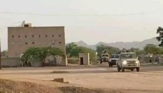 آليات تابعة للقوات الجنوبية خلال عملية عسكرية لملاحقة تنظيم القاعدة