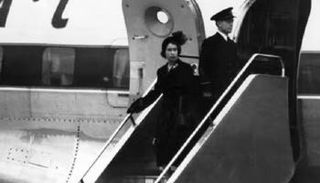 الملكة الراحلة في مطار هيثرو بلندن