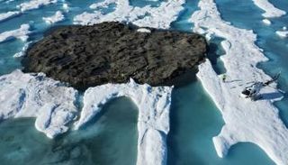  جبل جليدي مغطى بالتراب والحصى