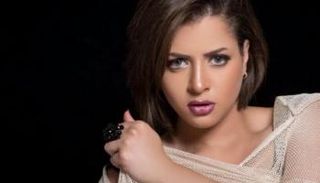 الفنانة منى فاروق 