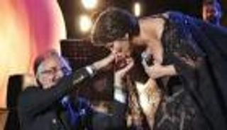 طبيب شيرين عبدالوهاب يكشف كواليس تقبيله يدها في مهرجان قرطاج (فيديو)