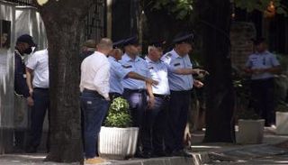 عناصر من الشرطة خارج السفارة الإيرانية في تيرانا