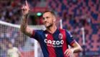 عمره 60 عاما.. هداف الدوري الإيطالي يعزز صدارته برقم تاريخي