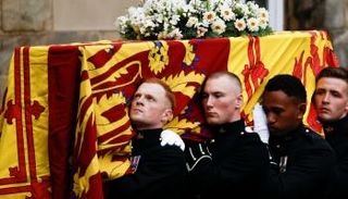 نعش الملكة إليزبيث يصل إلى قصر هوليرود هاوس 