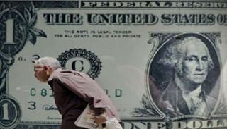 مسن مصري أمام شركة صرافة في القاهرة - أرشيفية