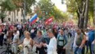 علم روسيا "على الأعناق" في قلب أوروبا.. فواتير الغاز تفجر غضب الشعوب