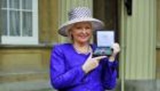 الملكة إليزابيث تكافئ مساعدتها الوفية أنجيلا كيلي بعد وفاتها