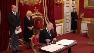 الملك تشارلز الثالث خلال توقيعه وثيقة تتويجه