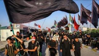 زوار الأربعينية خلال مسيرتهم نحو كربلاء