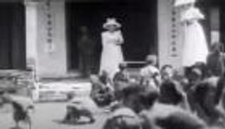 مقطع يصور الملكة إليزابيث ترمي الطعام للفقراء.. هل حقًا؟