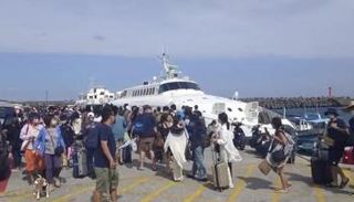 مصاطفون يغادرون شواطئ تايوان بعد التحذير من إعصار مويفا