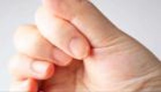 نصائح ذهبية للعناية بالأظافر المتشققة