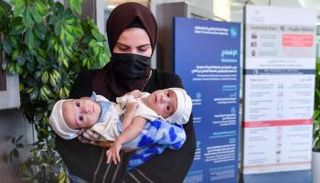 الأم العراقية والتوأم عمر وعلي